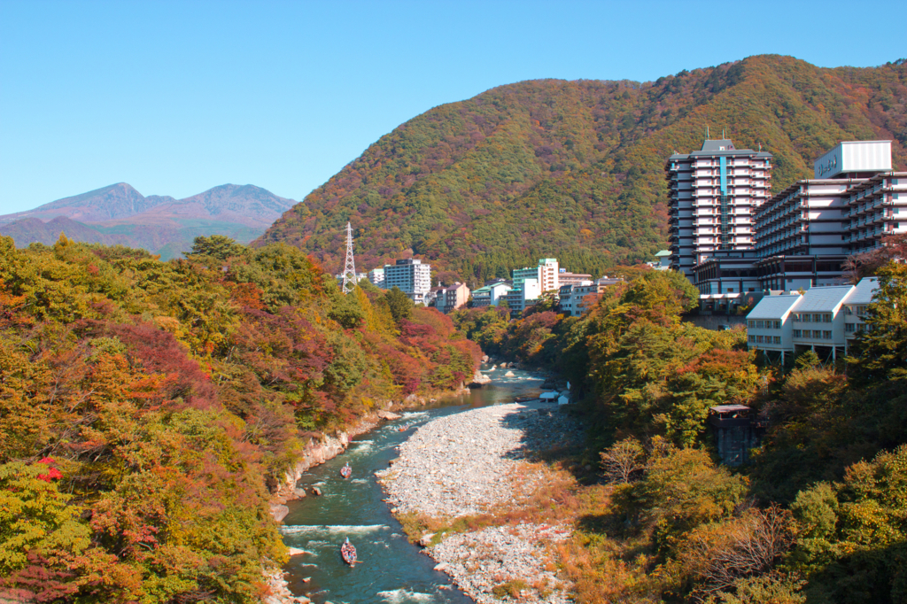 紅葉を眺めながらの川下りに釣り体験。秋に行きたい渓流遊びスポット