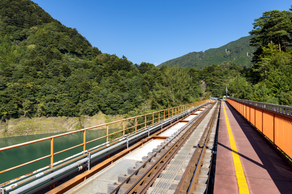 湖上に浮かぶ 絶景の秘境駅へ 秋の旅行におすすめの 南アルプスあぷとライン ゆこたび