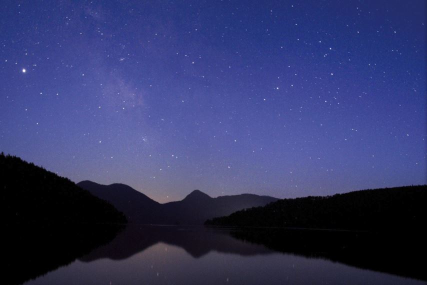 満天の星空を翔ける天の川……夏の夜の絶景を温泉から見たい！