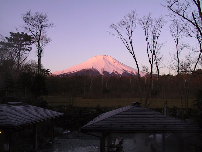 今が行きドキ！雪化粧の富士山を望める日帰り温泉3選