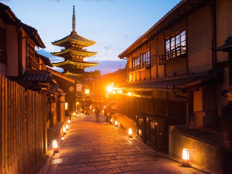 京都東山花灯路で薄明かりに包まれる 春の京都へ出かけませんか ゆこたび