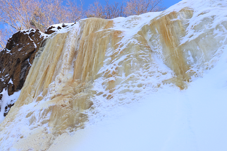 【連載】滝ガールの温泉旅ガイド「第１回 冬だけの絶景！裏磐梯イエローフォール」