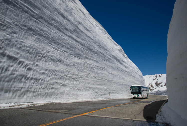 両側は20mの雪の壁！ 2ヶ月限定の絶景「雪の大谷」を歩こう