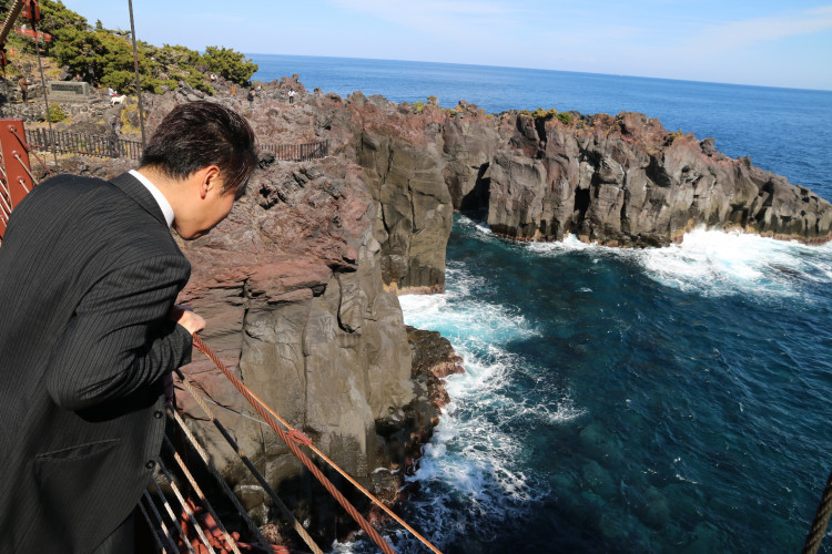 門脇つり橋から見下ろす海面