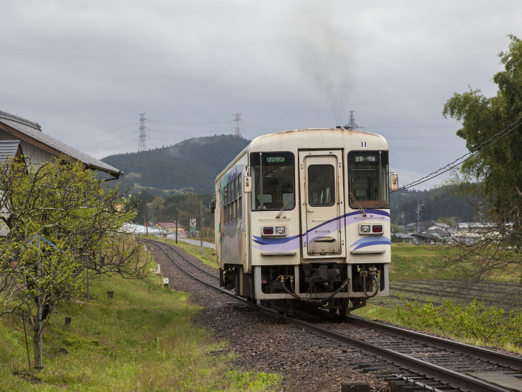 明知鉄道を走る急行「大正ロマン号」
