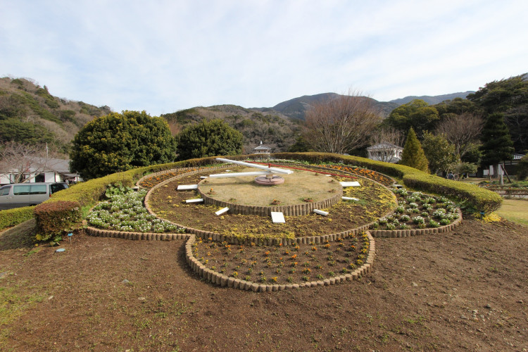 道の駅「花の三聖苑伊豆松崎」直径11メートルの大きな花時計