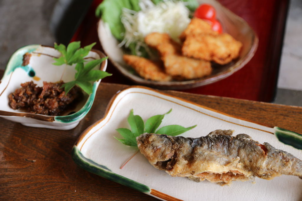 単品でヤマメの唐揚げ、ヤマメの竜田揚げ、ヤマメの佃煮も