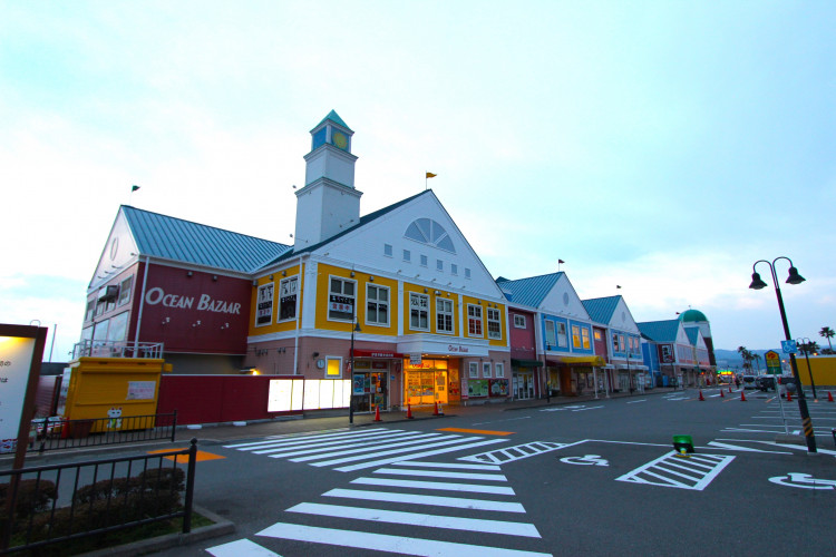 伊豆半島の国道135号沿いにある道の駅「伊東マリンタウン」バザール棟