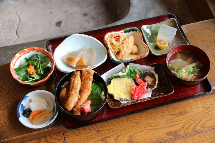 「魚魚亭」のランチ「蒲焼御膳」