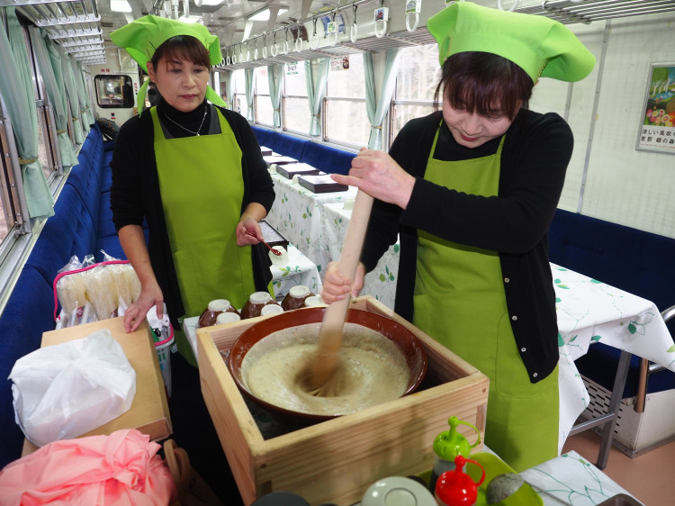 山岡駅のレストラン「かんてんかん」の方が自然薯のトロロをすりおろす