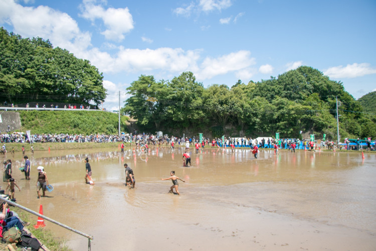 【ご当地ライター】田んぼで遊んで、どろだらけ～！外国人も訪れるユニークなお祭り『どろんこまつり』