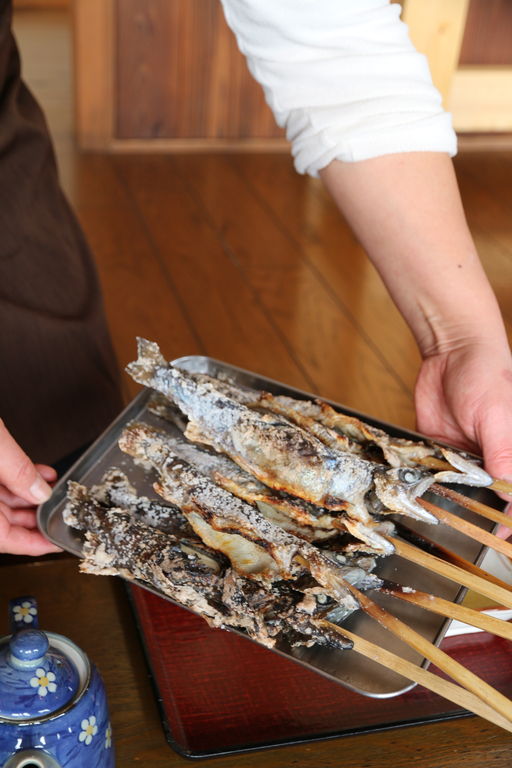 自分で釣って、さばいて、焼いてもらったヤマメの塩焼き