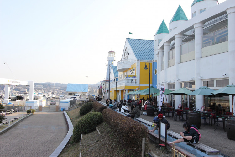 海に向かって入れる足湯「あったまり〜な」