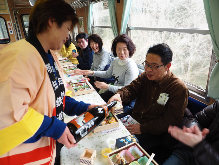 冬の土曜限定の「枡酒列車」