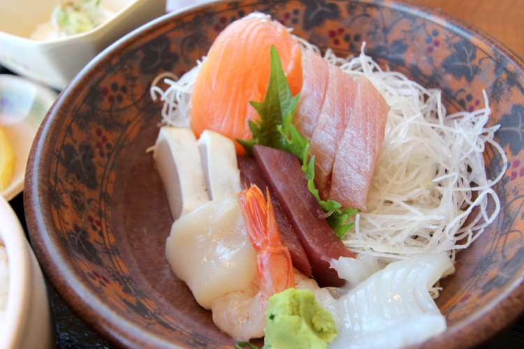 「伊東マリンタウン」バザール棟の刺身定食