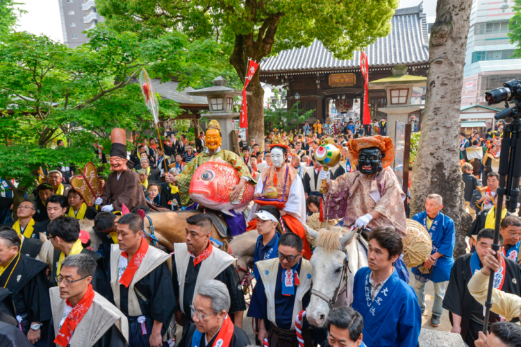 博多松囃子の一行が櫛田神社でお祓いを受けてどんたくが始まる