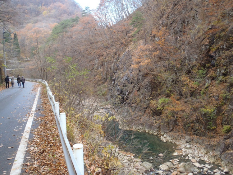 長笹沢川沿いを上流に10分ほど歩く