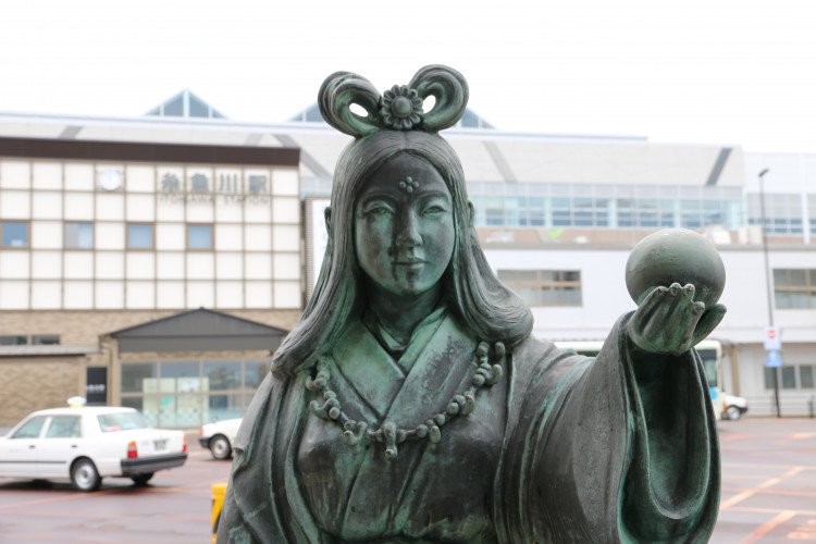 「奴奈川姫（ぬなかわひめ）」の銅像