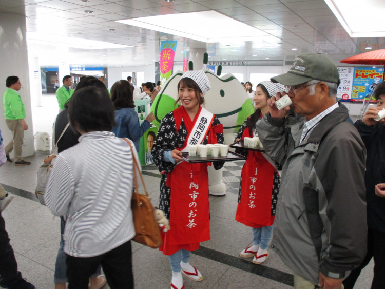 静岡市茶っきり娘が新茶をふるまう静岡新茶まつり