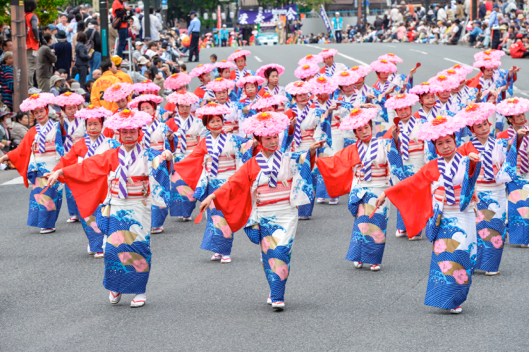 しゃもじを持って踊るどんたく隊