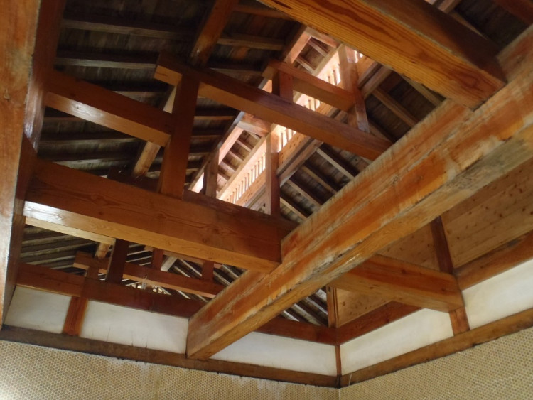 屋根を支える太い梁が組まれた湯小屋造りの湯殿