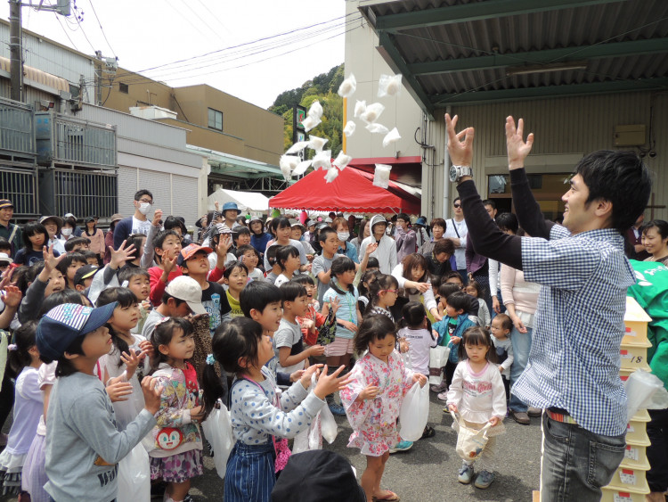 人気の参加型イベントの一つ「餅まき」