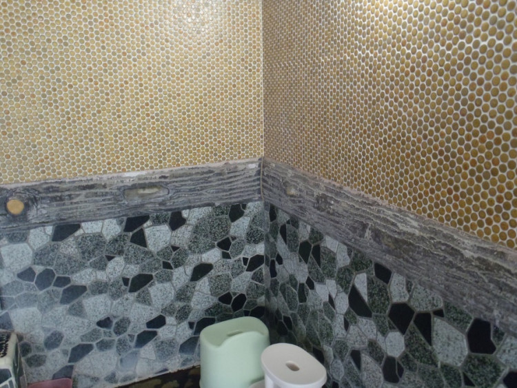 陰陽を表現したようなモノトーンのタイルと暖色系のタイル