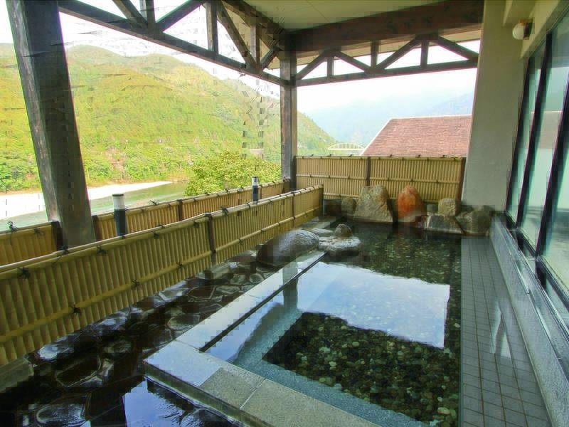 北山川を一望しながらくつろげます。