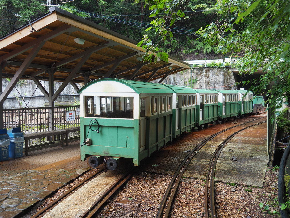 本物を忠実に復元した鉱山トロッコ電車です。