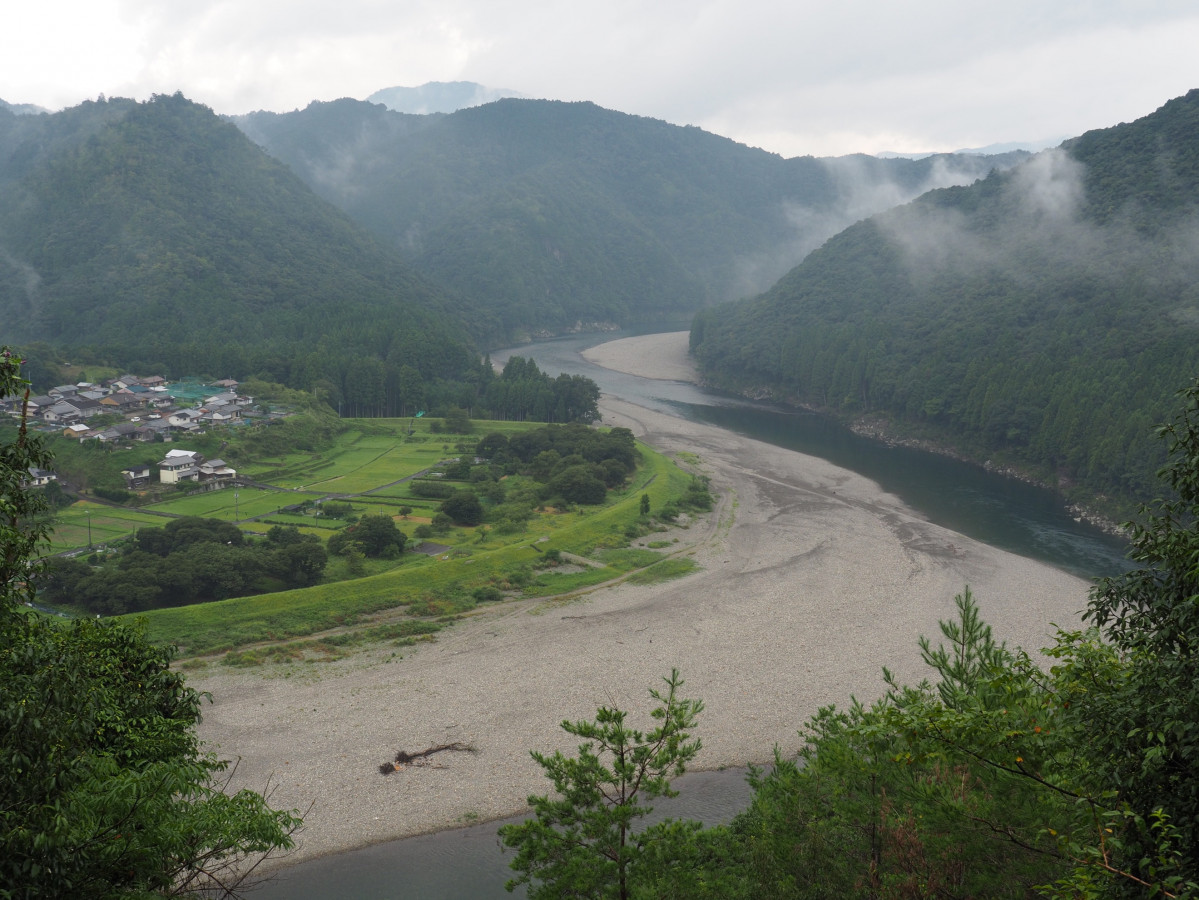 かつてたくさんの鉱山鉄道網があった北山川と湯ノ口の集落です。