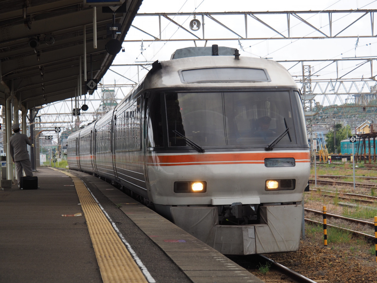 軽油で動く「（ワイドビュー）南紀」が運行されています。