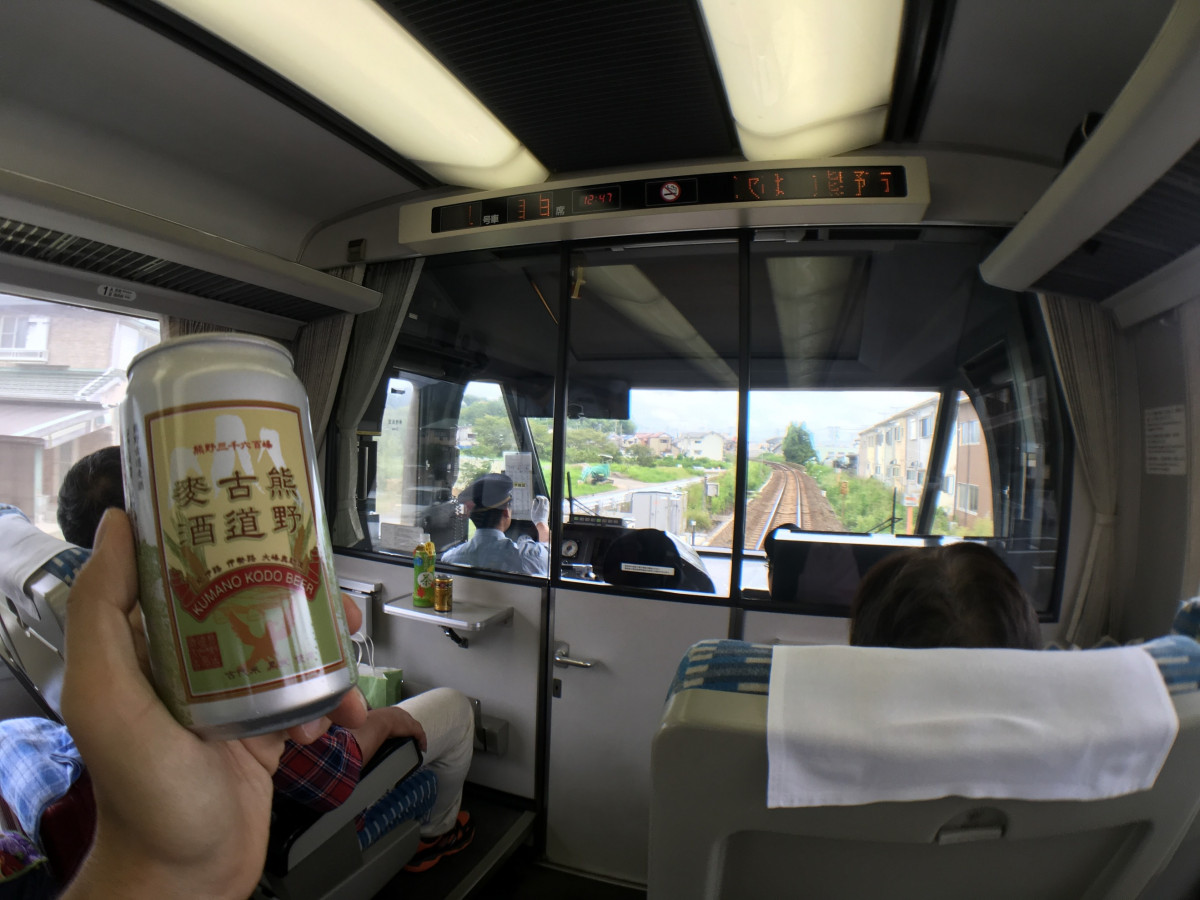 ワイドな窓から車窓風景を楽しみながらクラフトビールを味わってみませんか。