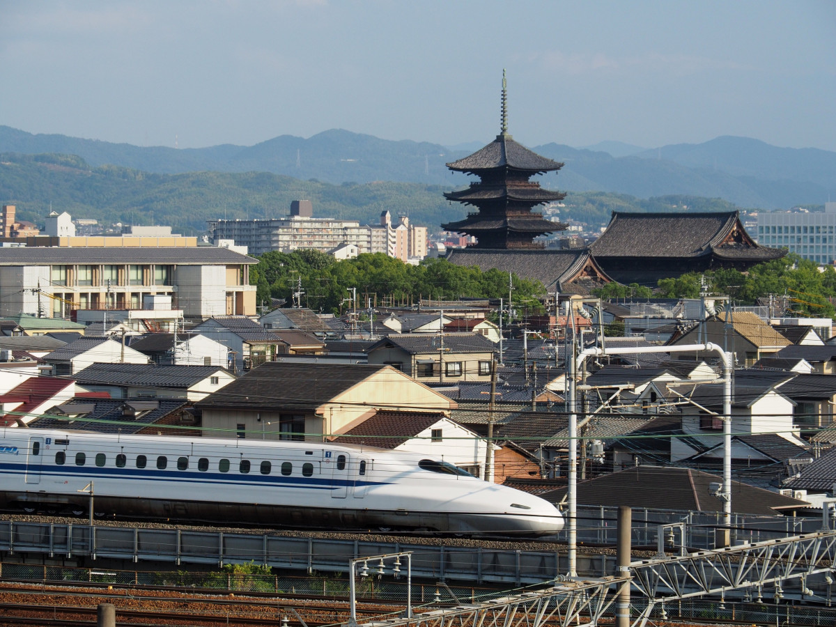 東寺五重塔をバックに新幹線を撮影できます。