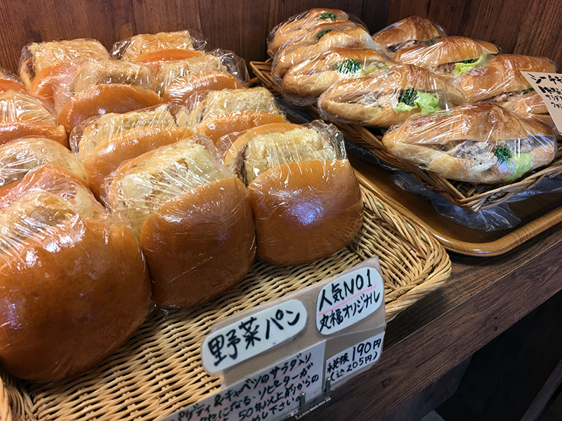 地元民に愛される種類豊富なお惣菜パン「丸福パン」