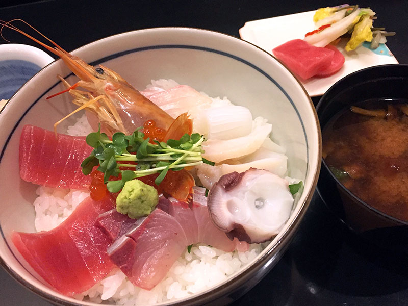 昼も夜もOK！新鮮な海鮮料理が楽しめる店が商店街に「葉月」