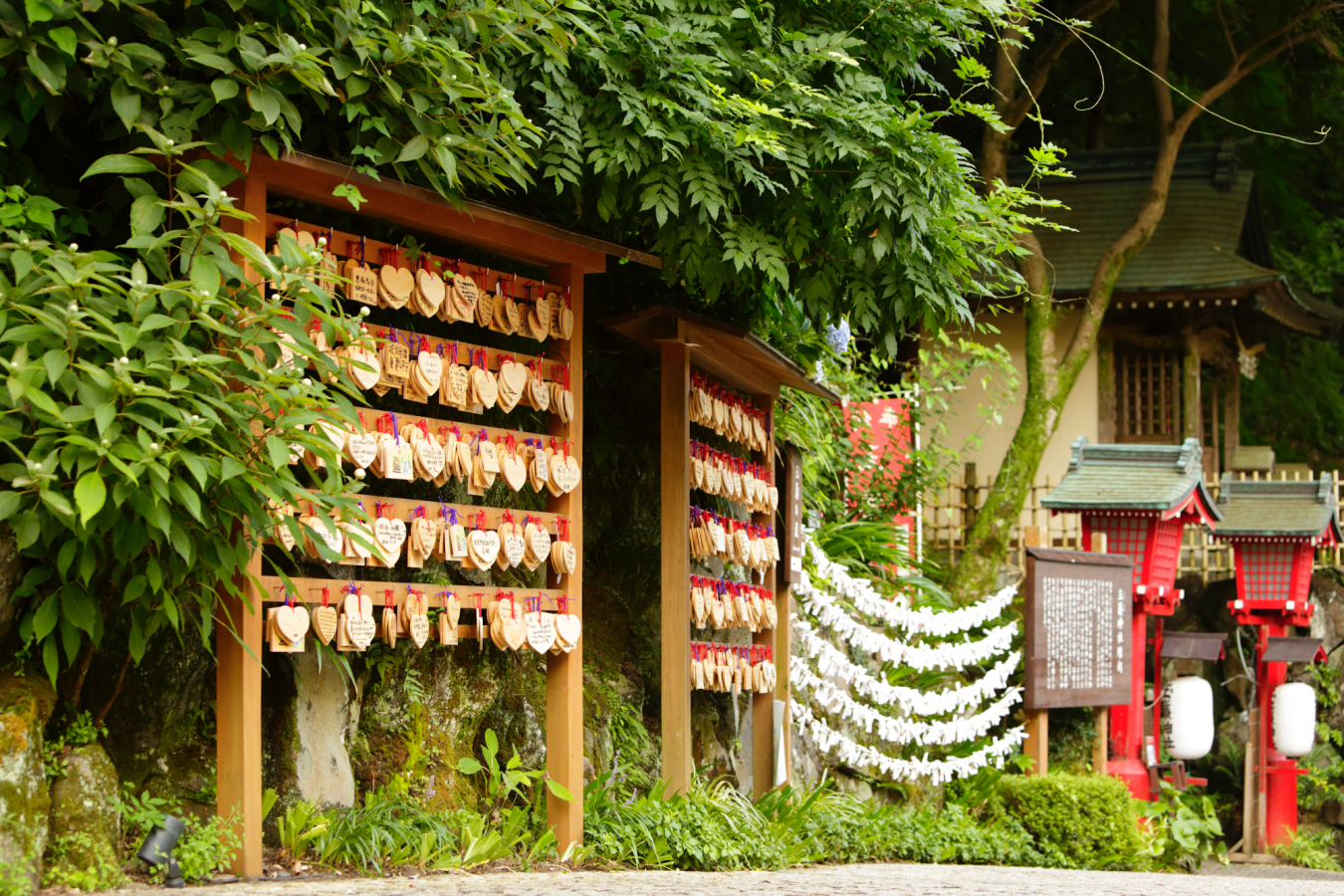 「玉簾の瀧」で癒やされよう！「玉簾神社」では縁結びを祈願