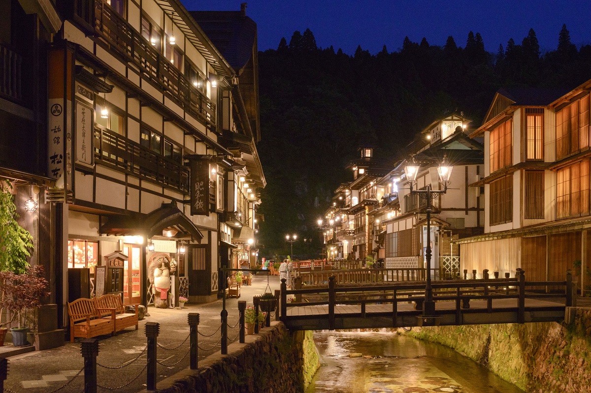 隈研吾デザインのモダンな外観 銀山温泉唯一の公衆浴場 しろがね湯 ゆこたび