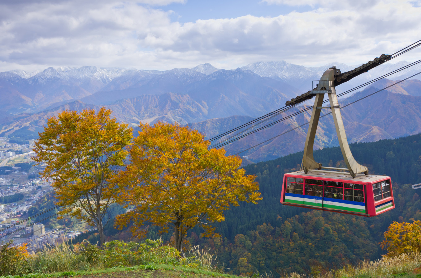 JR「越後湯沢駅」から徒歩約8分、「湯沢高原」へと運んでくれる「ロープウェイステーション（山麓駅）」があります。ロープウェイは、なんと166人乗りでたたみ20畳ほどもあるそう。