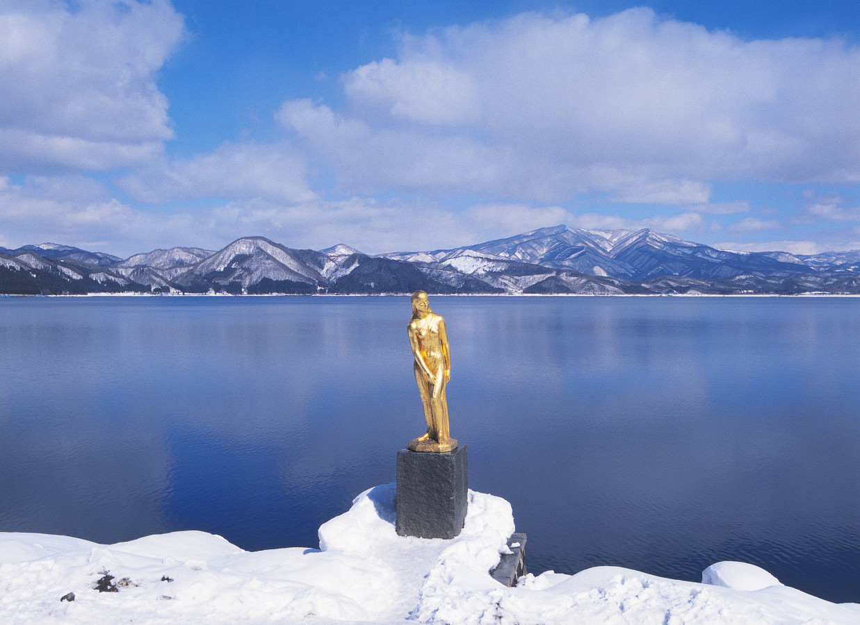 冬の絶景はここにあり！神秘的な瑠璃色「田沢湖」