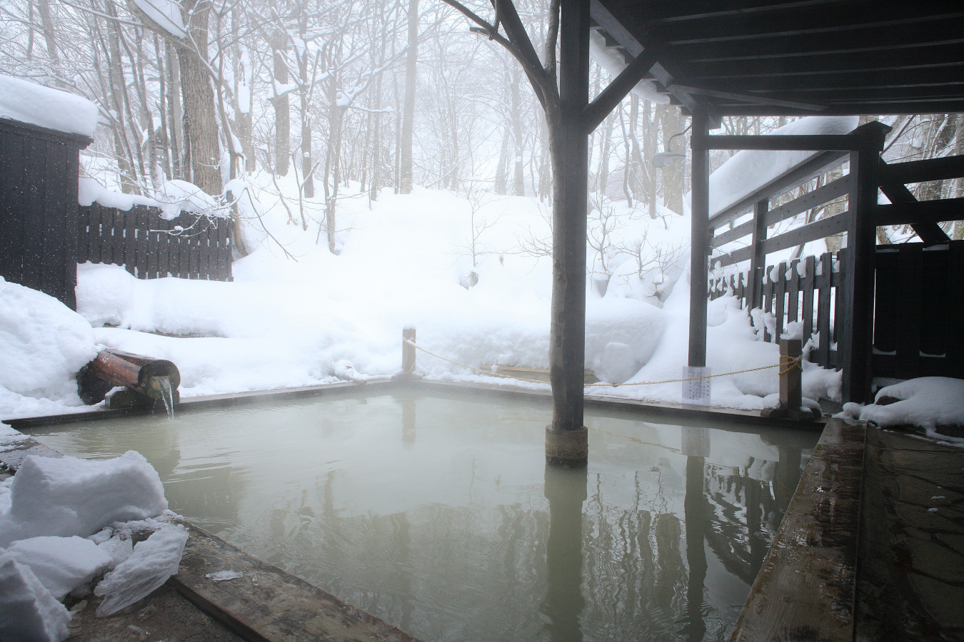 冬の絶景はここにあり 神秘的な瑠璃色 田沢湖 ゆこたび