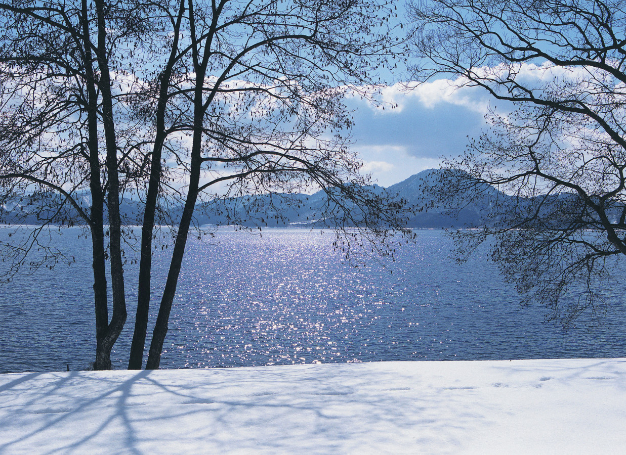 冬の絶景はここにあり 神秘的な瑠璃色 田沢湖 ゆこたび