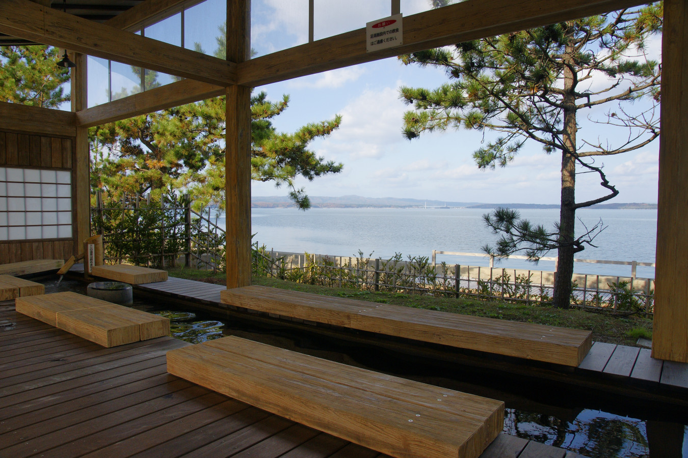 七尾湾の絶景を見ながら足湯を堪能 湯っ足りパーク ゆこたび