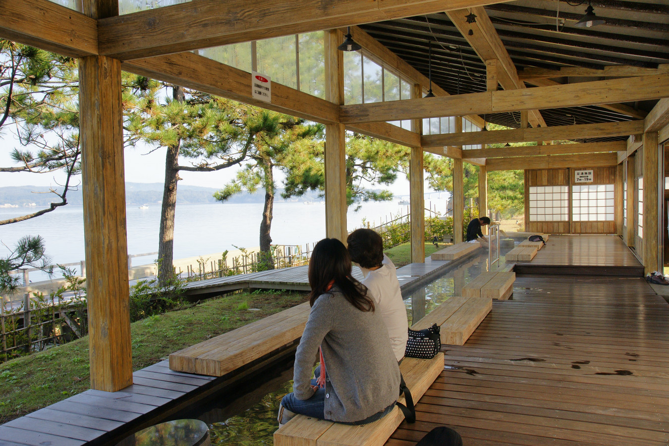 七尾湾の絶景を見ながら足湯を堪能 湯っ足りパーク ゆこたび