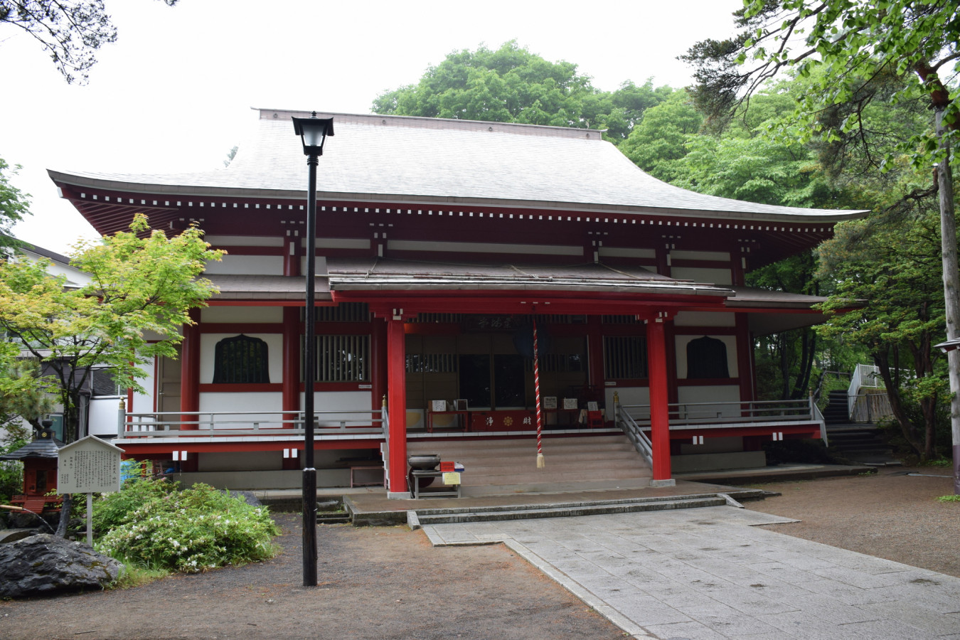 草津の湯畑を見守る　日本三大温泉薬師「光泉寺」
