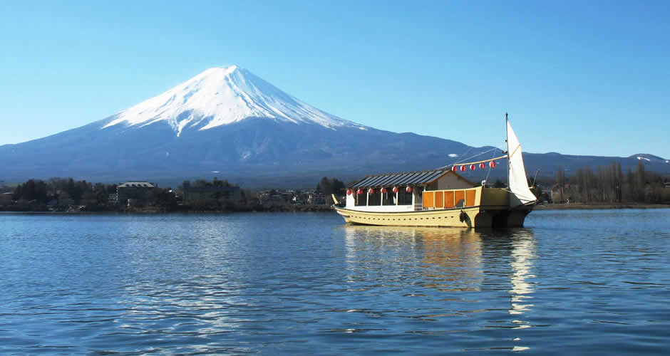 冬花火も楽しめる！河口湖で唯一の屋形船で冬富士を満喫