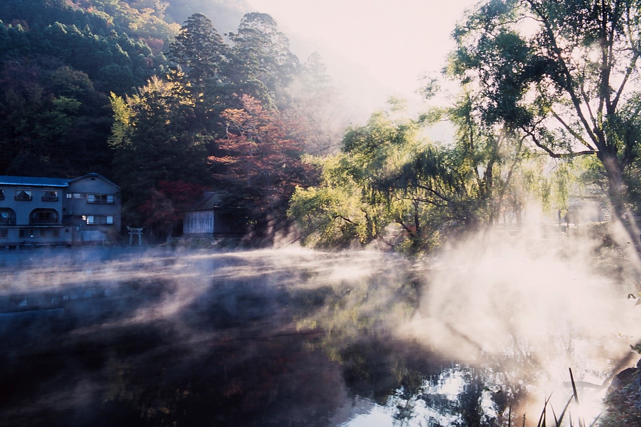 朝霧が幻想的な「金鱗湖」は湯布院のシンボルスポット