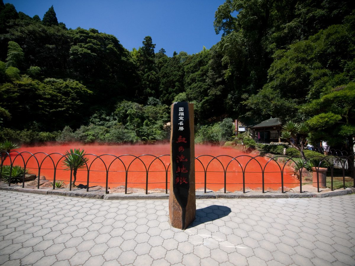 温泉でできた真っ赤な池は圧巻！別府「血の池地獄」 | ゆこたび