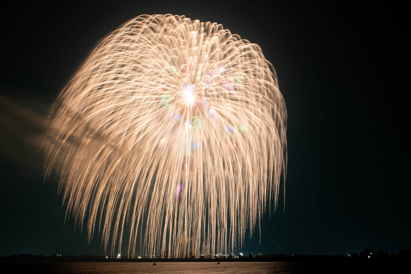 日本の夏の風物詩 19年全国の注目花火大会8選 ゆこたび 日本の夏の風物詩 19年全国の注目花火大会8選 ゆこたび