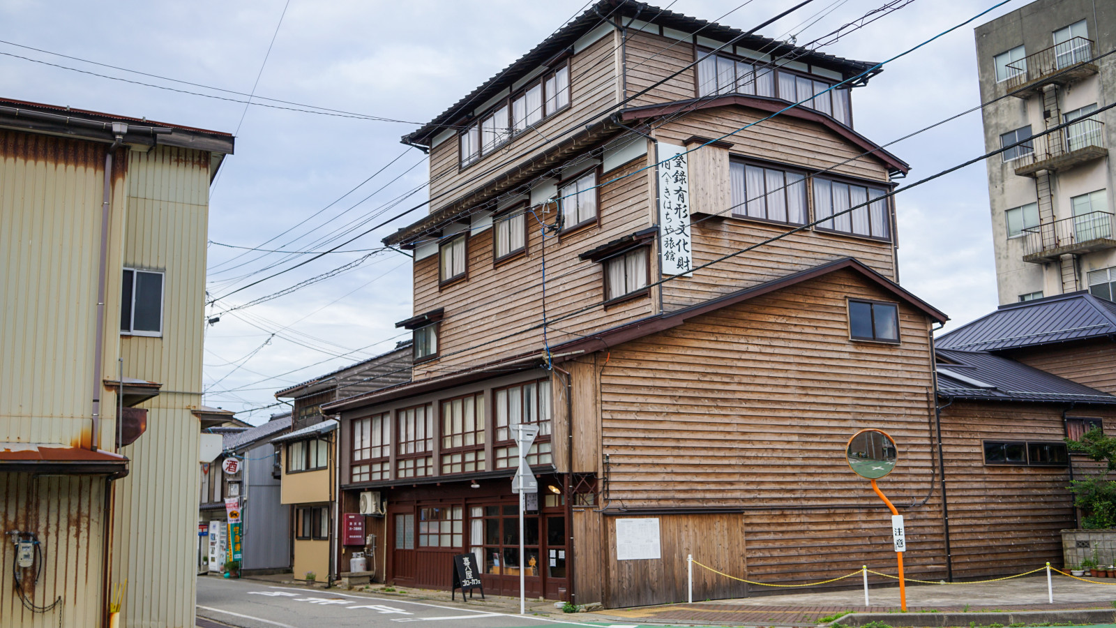 木造5階建て、鉄板藁。引き戸を開けると、旅館の名残りが漂っている、国登録有形文化財のカフェ「喜八屋ゴローカフェ」。