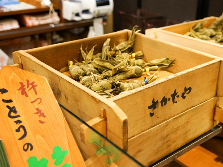 JR越後湯沢駅構内で、人気土産「笹だんご」を徹底比較‼